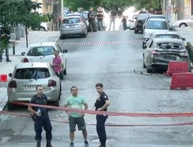 Ισχυρή έκρηξη έξω από κτήριο στο κέντρο του Πειραιά